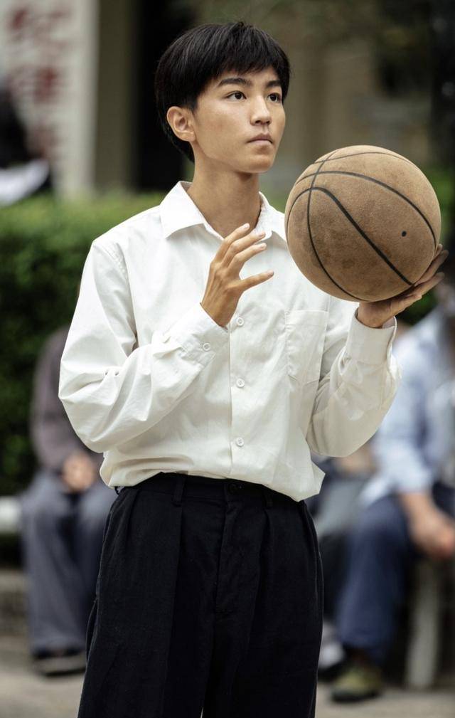 王俊凯打篮球壁纸图片