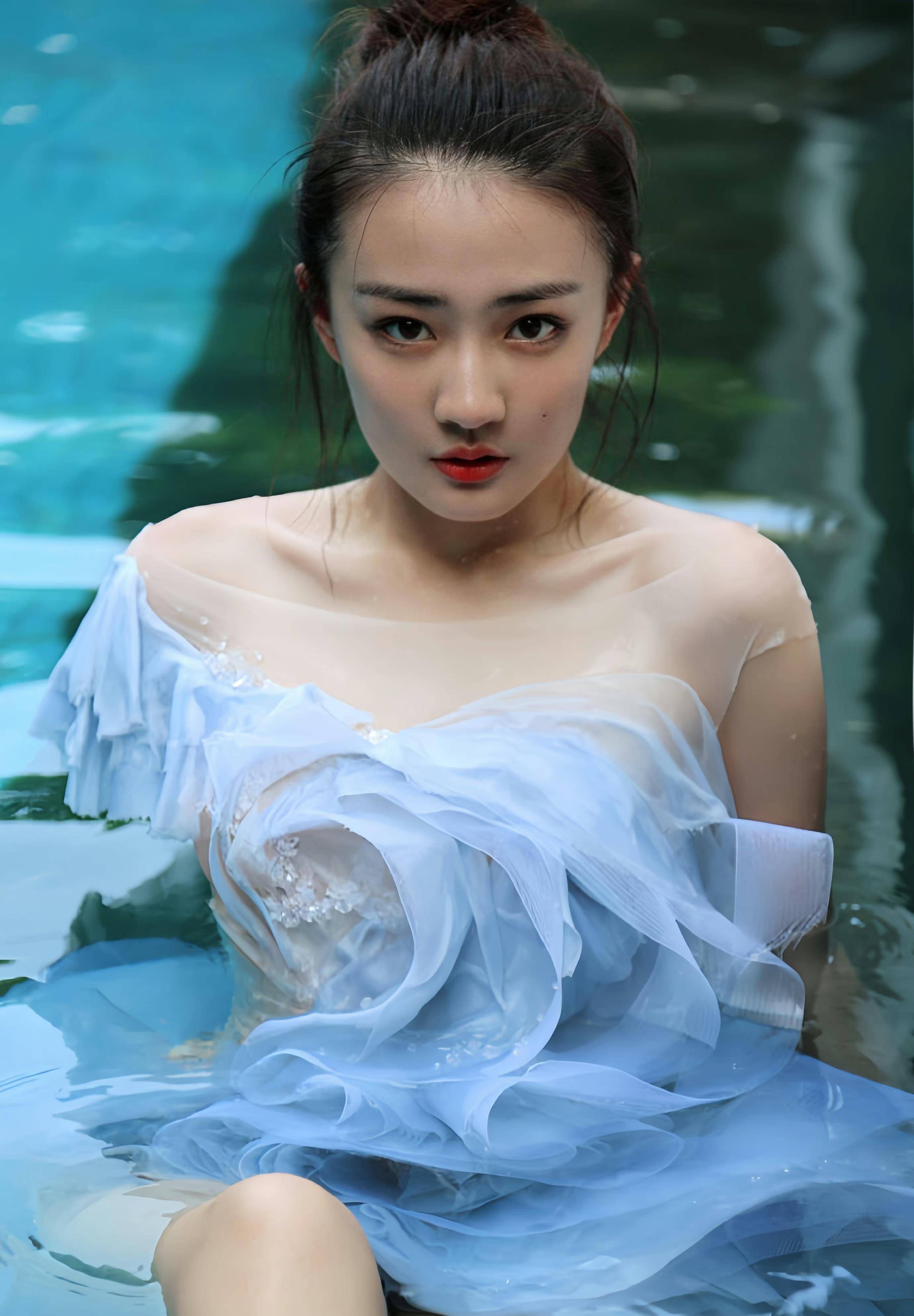 原创徐璐在海边拍摄大片身穿单层纱裙甜美养眼外表清纯身材不凡