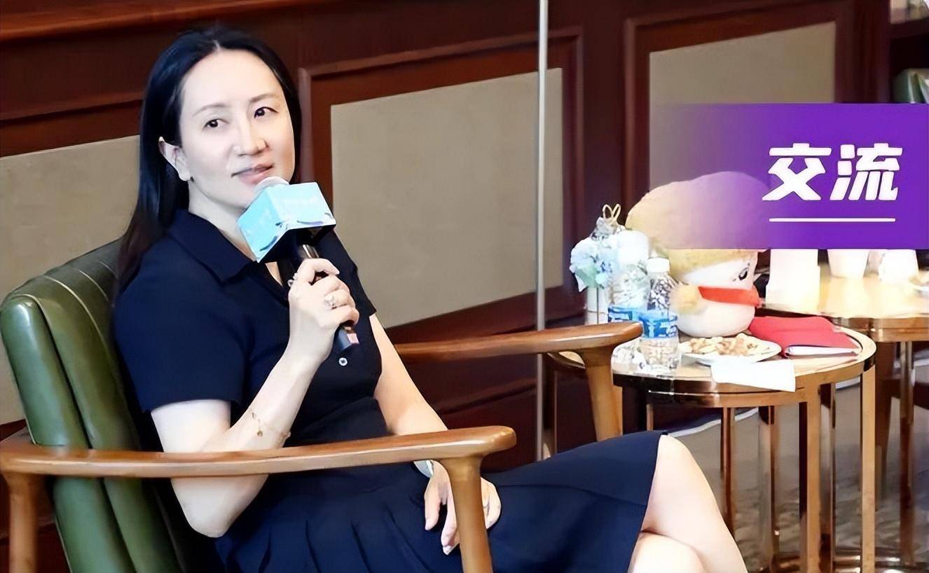 华为大公主出席活动,穿清水绿t恤搭配破洞牛仔裤,尽显青春活力_孟晚舟