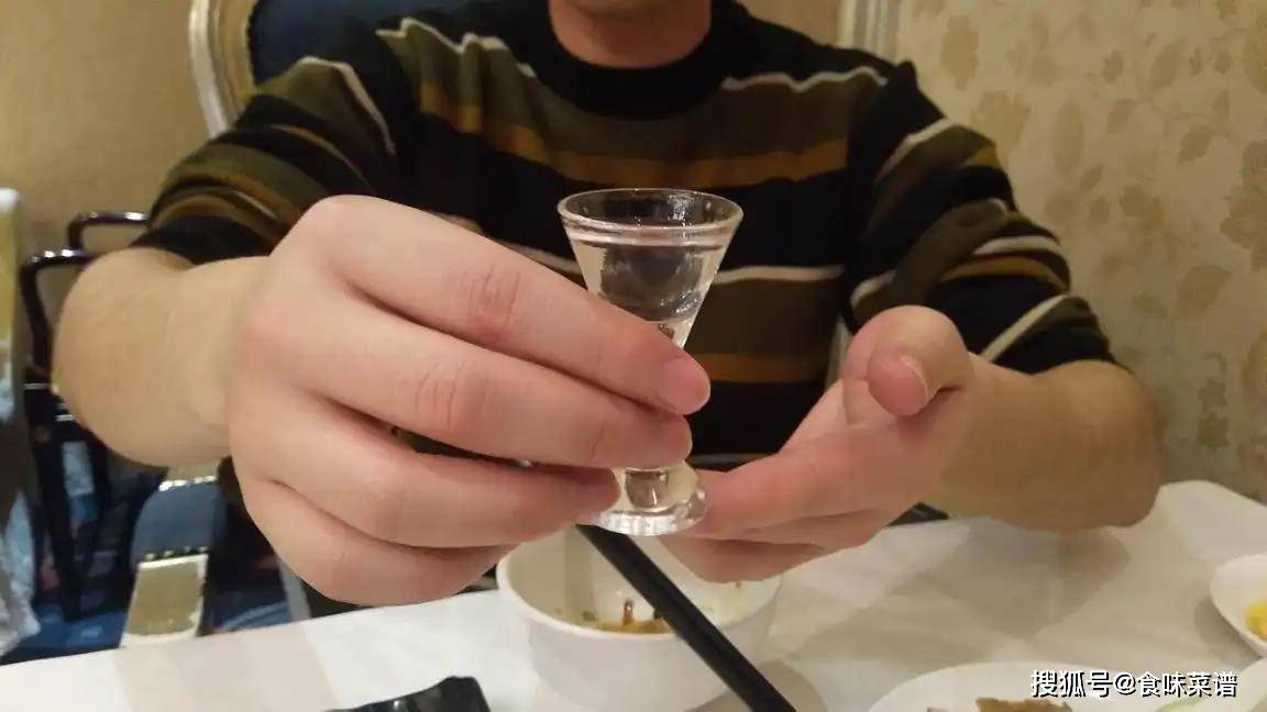 酒桌上,发现有人用祭祀手向你敬酒,立马用3招回怼