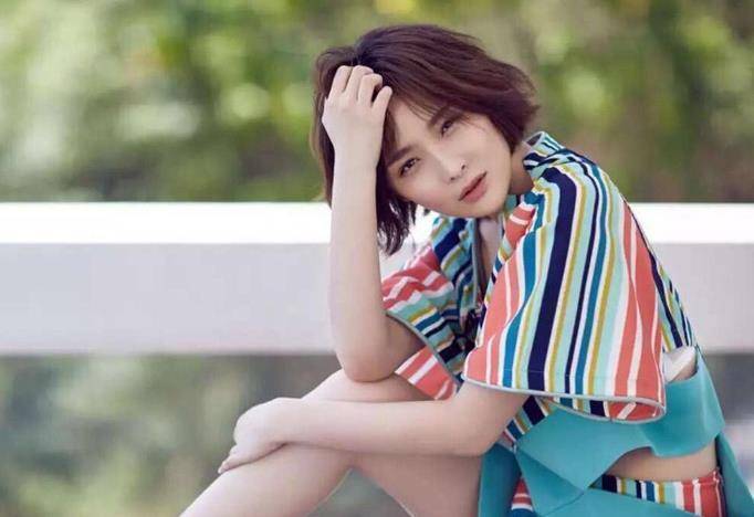 第2位是女明星李曼,李曼同样是被张艺谋导演选中的幸运儿,18岁的时候