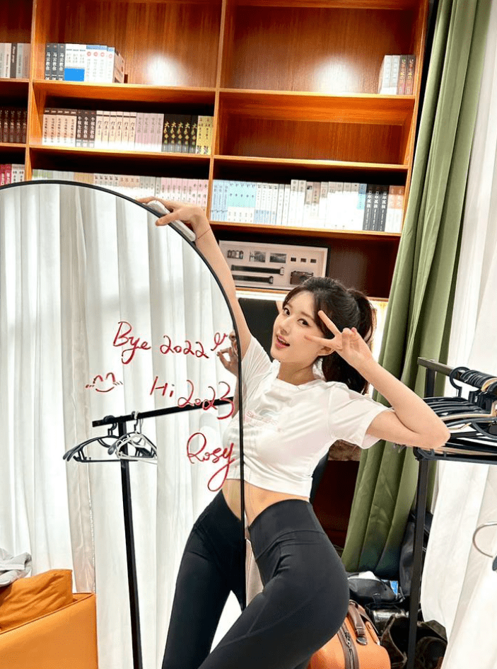 赵露思:瑜伽女王展示完美身材,引发粉丝热议