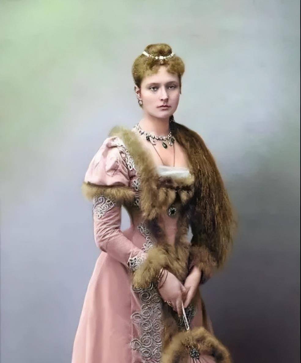 俄国末代皇后:美貌与茜茜公主齐名,却被视为不祥的人,尸骨无存_亚历山