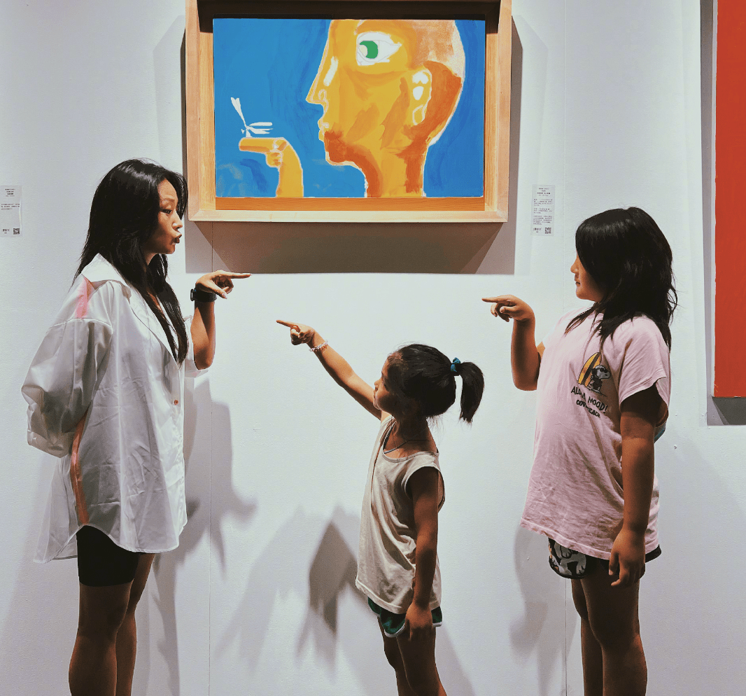 何洁携家人看耿乐画展,靠在老公怀里甜笑,大女儿与妈妈体型相近_刁磊