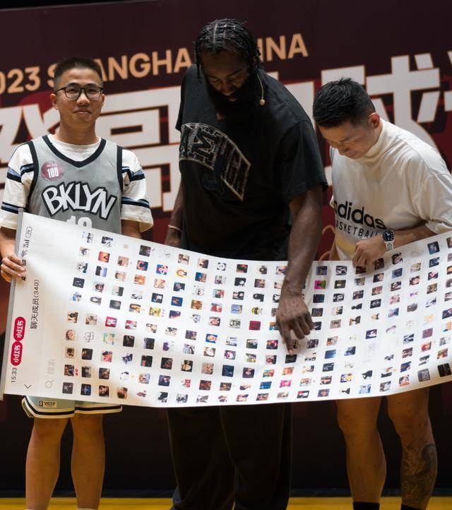 哈登中国行现场巨幅铁杆粉丝头像中指科比照片_活动_球迷_品牌