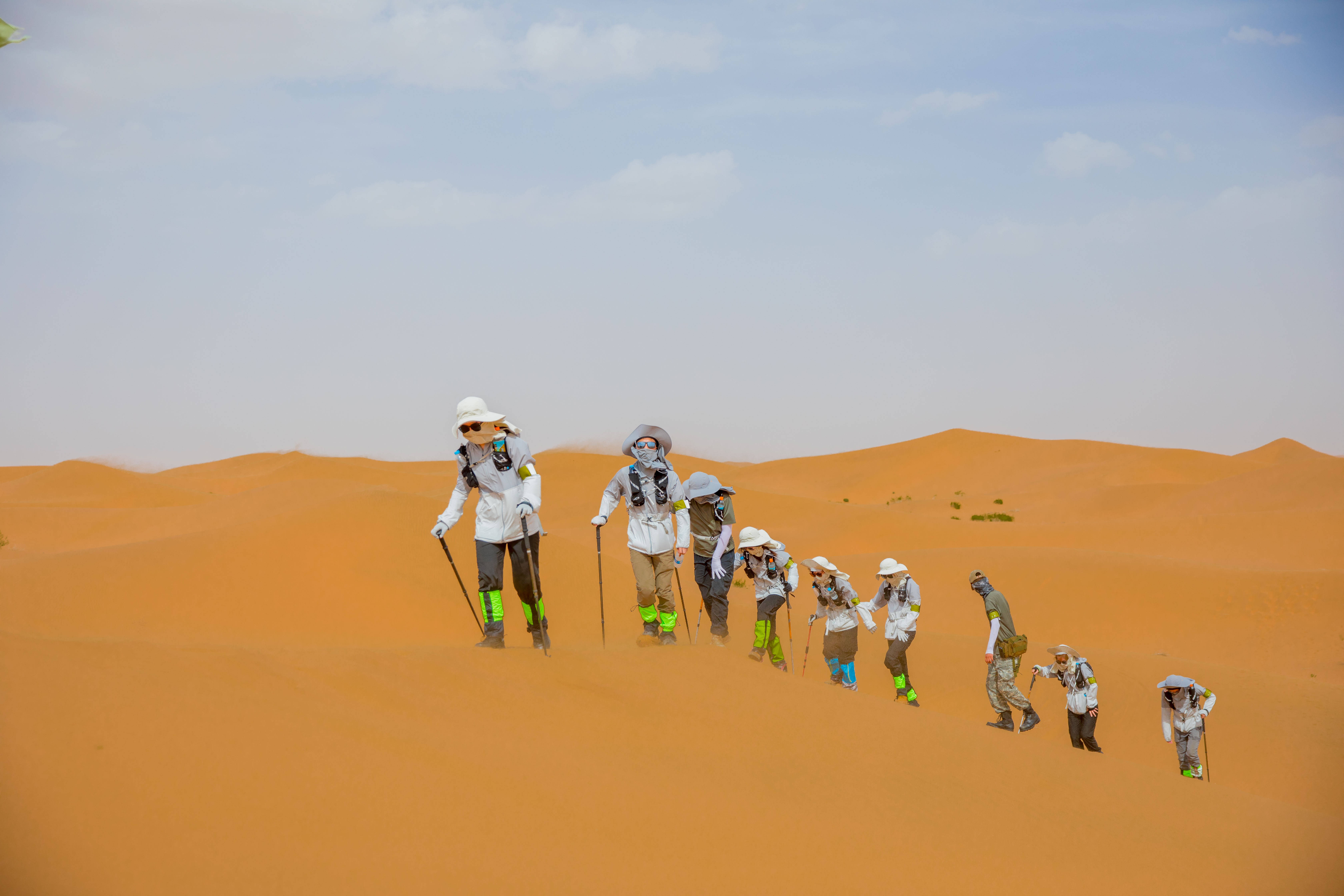 户外团建推荐 | 挑战腾格里沙漠_团队_沙丘_过程