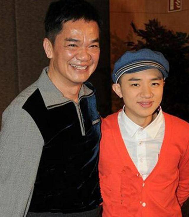 等待消防员营救期间,淡定自拍还开心唱歌_黄光亮_经营_电影