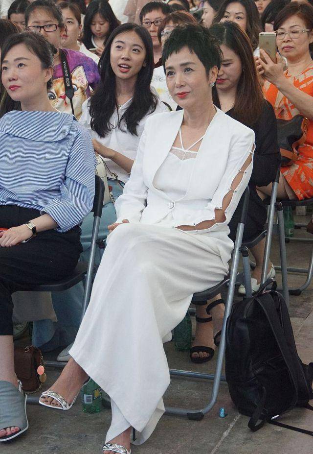 50岁蒋雯丽近照曝光,略显苍老,网传和顾长卫离婚的消息不断_感情_众人