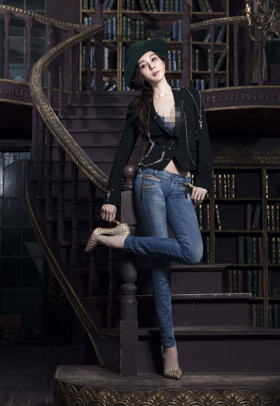 52岁萧蔷近照曝光,颜值回春摆脱整容脸,小蛮腰吸睛女人味十足_网友