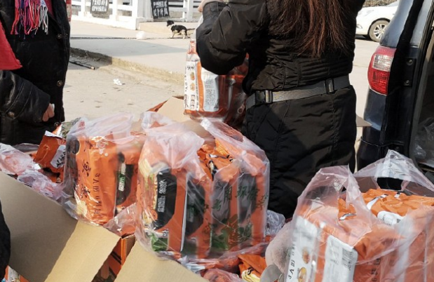 农村集市"方便面"走红,2元1包,能煮3大碗,网友:再见康师傅_价格_时候