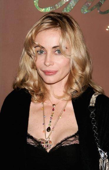 57岁艾曼纽贝阿,脸上长斑尽显老态,年轻时候的美丽可曾记得?