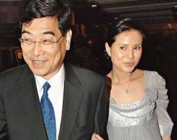 55岁李若彤身穿粉丝卫衣自拍,最美姑姑不急嫁人保养好_对方_郭应泉