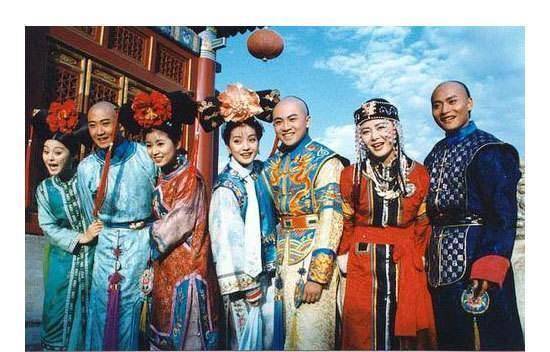 《还珠格格》罕见开机仪式主创合影,并配文:开拍《还珠格格》时的照片