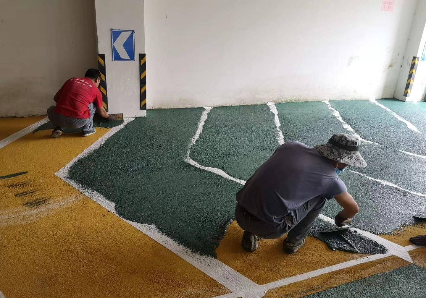 现在都采用水性防滑坡道材料,在水泥基础的地面上再刮两遍防滑砂浆,黄