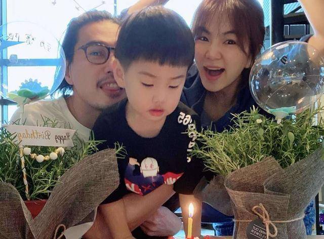 ella晒出儿子庆生照片,老公外貌沧桑很显老,复式豪宅抢镜_时候_门票