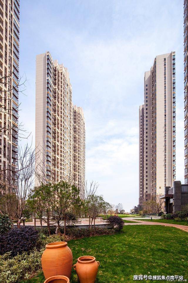 综合商场:世茂广场,联发天虹,洪客隆第一街区等综合性商场,绿地百盛