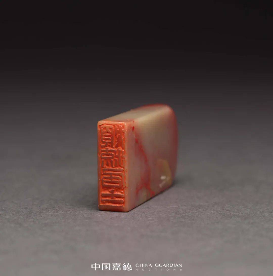 lot 10114王个簃刻 "43流居士"昌化鸡血石印章题盒:堪白吴平把玩.