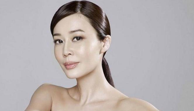 "崔妙香"可以说是《黑金》中最为亮眼的角色之一,而演员孙佳君也完美