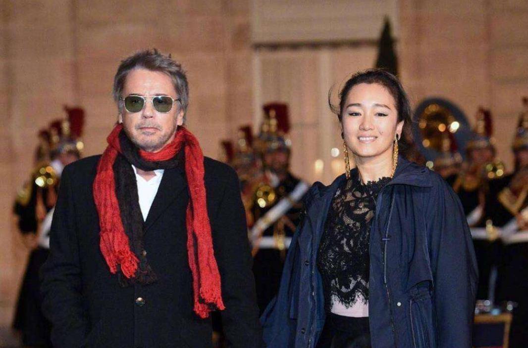 55岁巩俐与72岁老公近照,素颜逛街老态尽显,终于熬成了老奶奶_丈夫_的