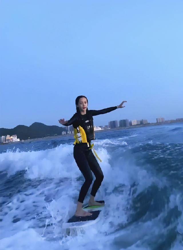angelababy冲浪好帅气,掉海里不忘比心,超甜超可爱_挑战_视频_女孩