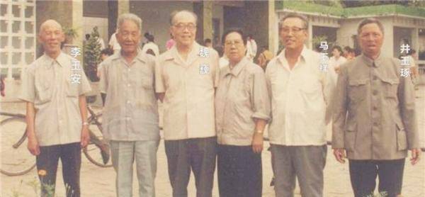 事实上,井玉琢的经历跟李玉安的经历非常的类似,而胡传久的故事就有