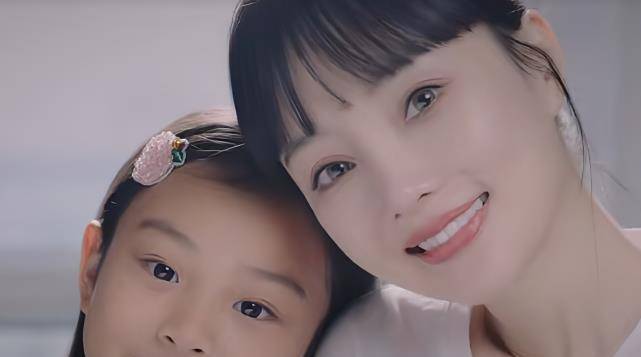 李小璐晒女儿甜馨近况,眉眼和贾乃亮越来越像,肤色却成了个谜_女孩