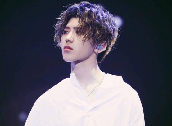 蔡徐坤努力又暖心,他很有同理心,同时也很体贴温柔!_视频_朋友_同学