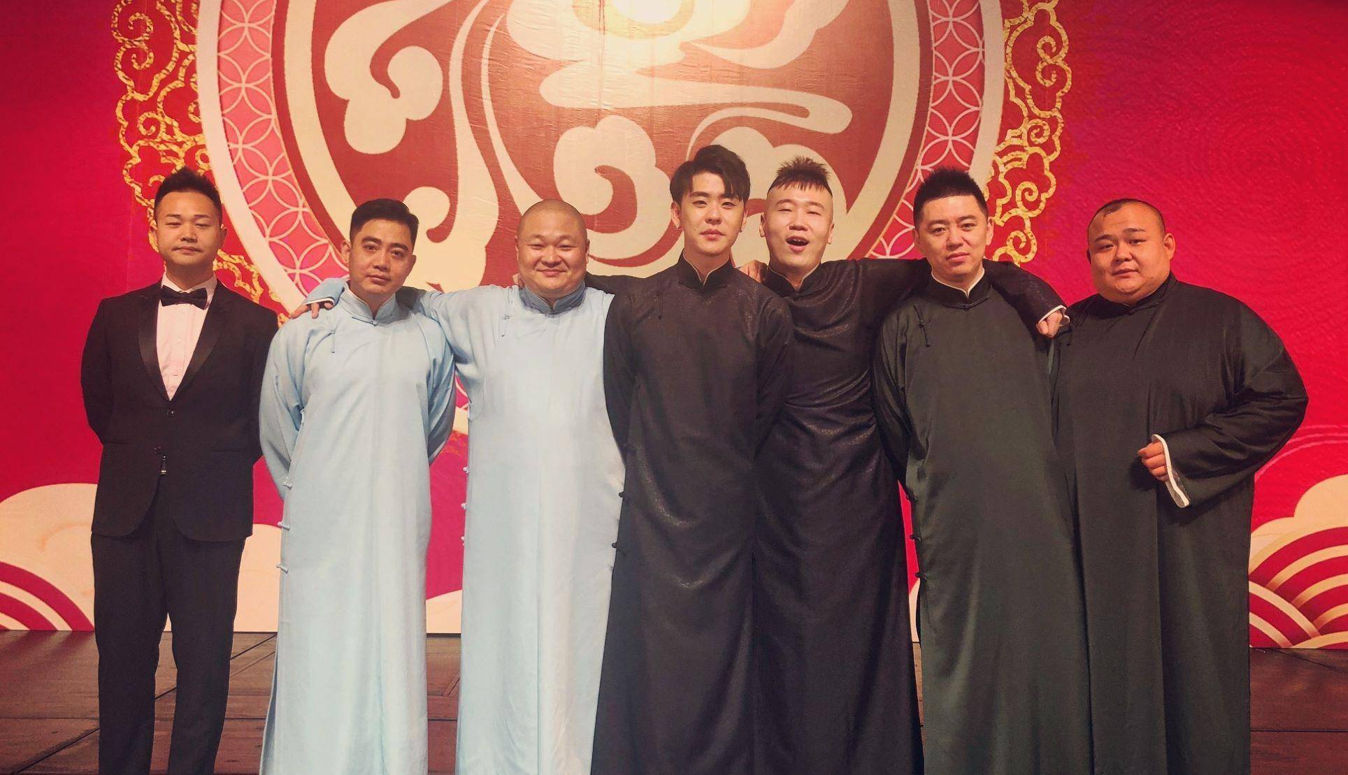 德云社张云雷人设崩塌,自称台下话不多的他,被于谦徒弟揭了老底_冯照