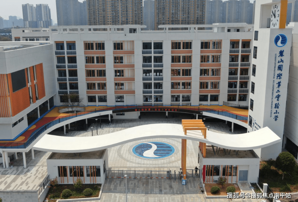 麓山国际第二实验小学开学还不到一年,就荣获了"长沙市冰雪运动特色