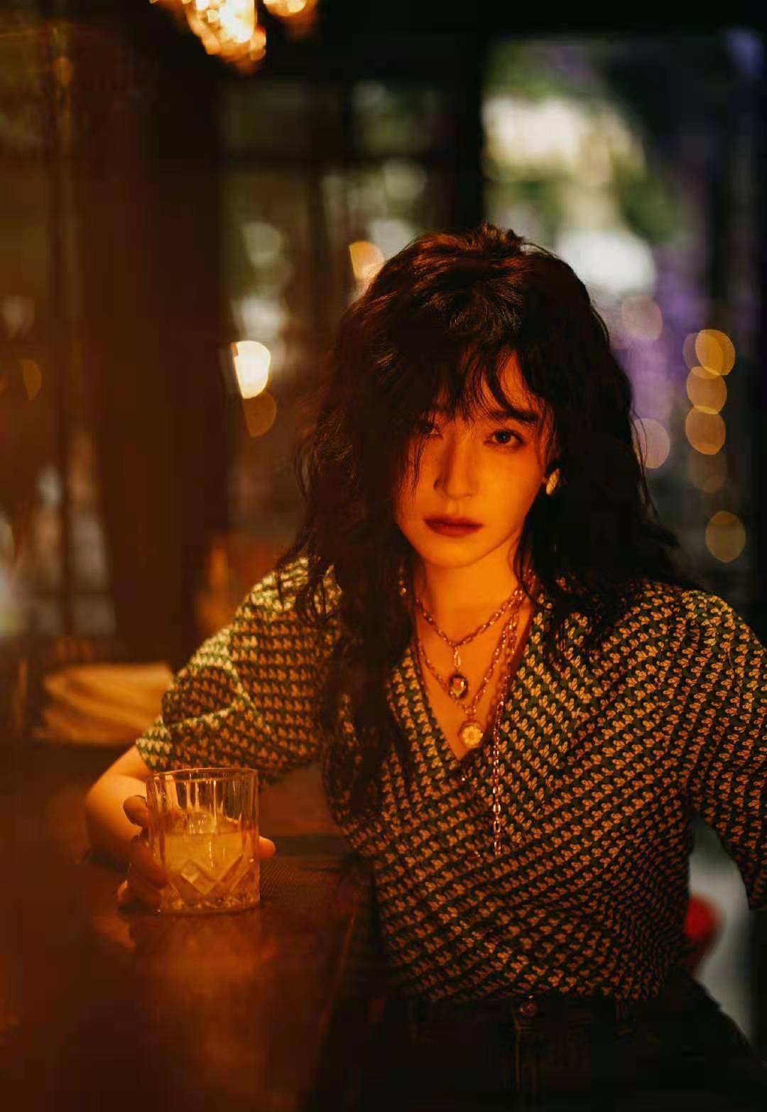 阚清子真是时髦精,波浪卷泡泡发在线营业,港风味十足_故事_红色_大片