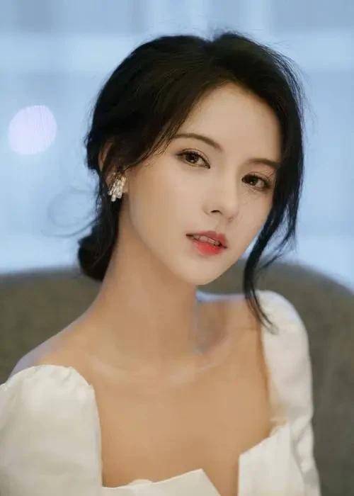 张予曦越来越时尚了,穿吊带秀身材,不知名的美人!_写真_黑色_照片