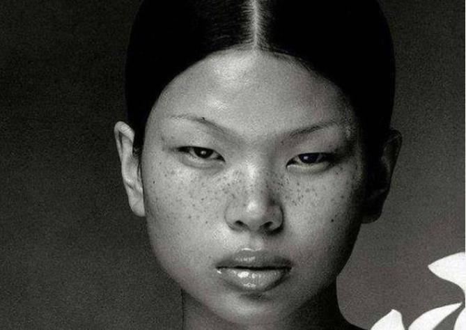 虽然她没有俊俏的脸,但是个子非常高,学校组织模特队,她兴致勃勃地