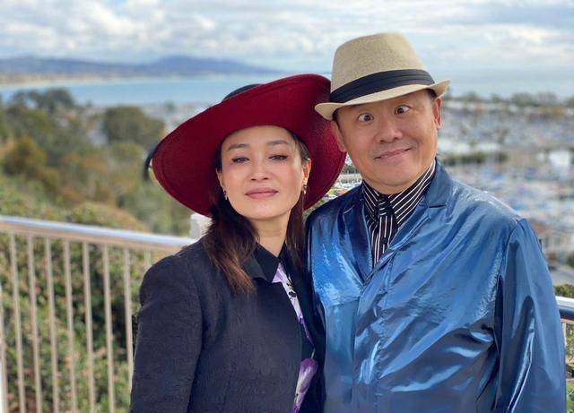 54岁周立波办家宴,场面豪华气势大,现任妻子胡洁也在场_表演_争议