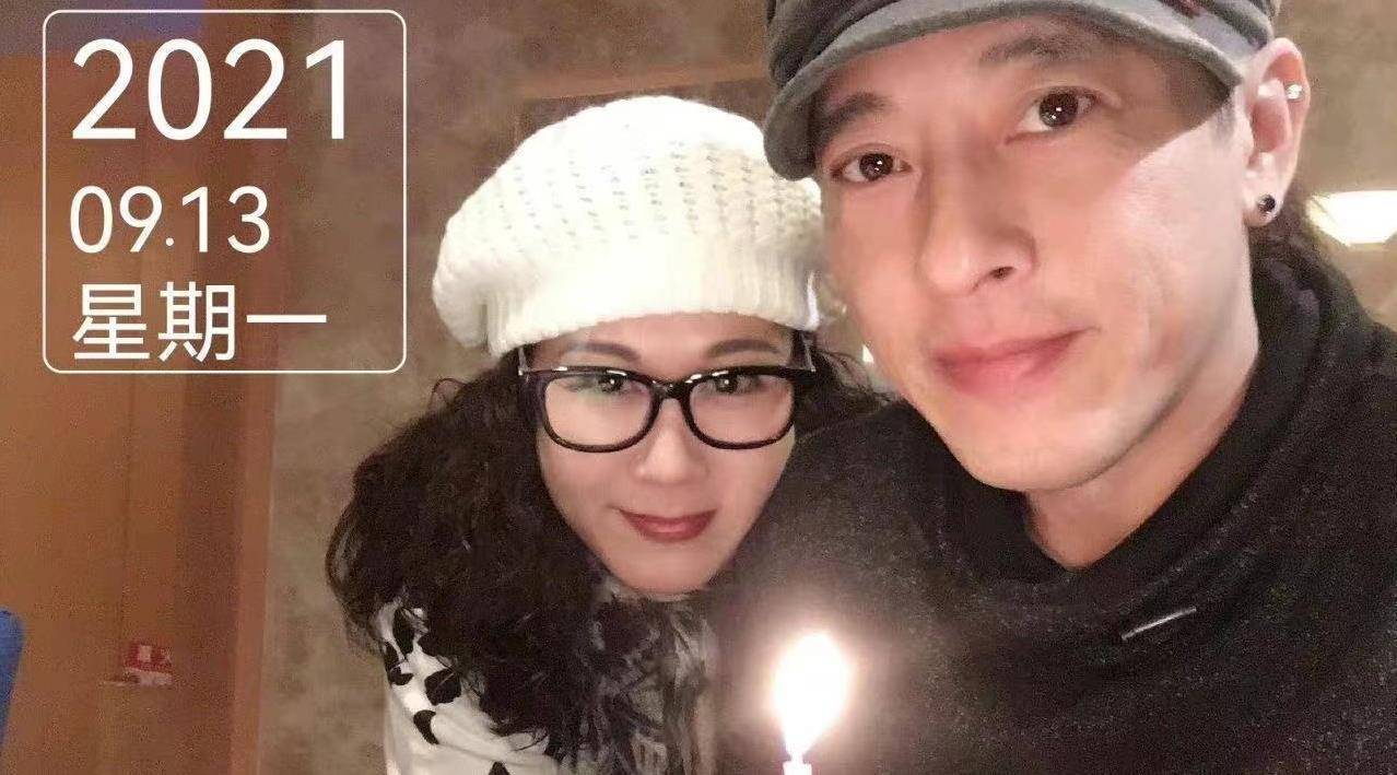 第一张合照中,吕颂贤和麦景婷互相依偎,两人精致的五官十分有夫妻相