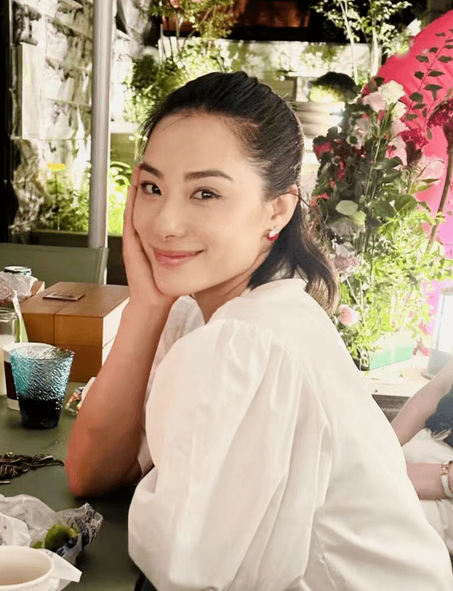 怀抱女儿紧搂婆婆满脸幸福,45岁老公逆生长好帅_王弢_老婆_一家人