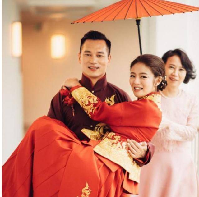 陈荣炼给了安以轩4栋豪宅,价值6个亿,配有1000呎的前后花园.