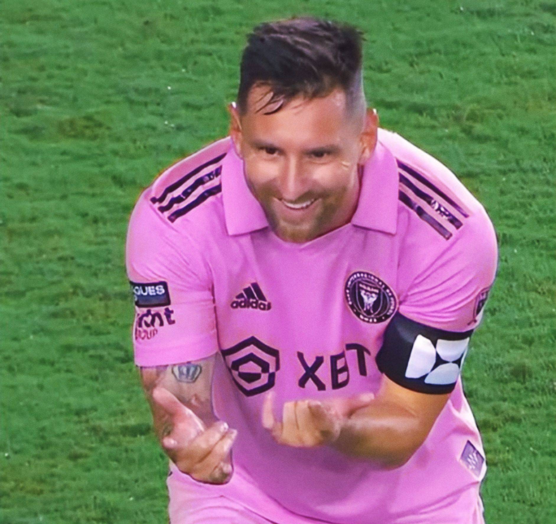 对镜头摆poss,模仿蜘蛛侠经典庆祝动作,梅西很嗨!_比赛_细节_国际