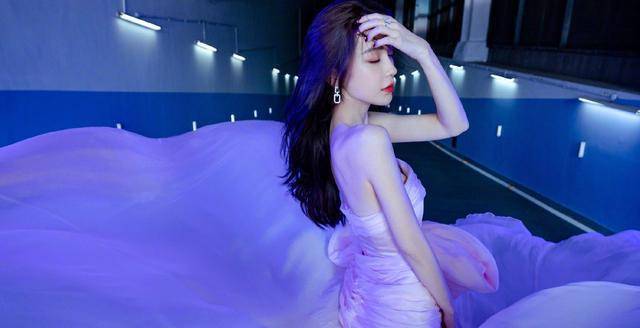 就在本月2日,杨颖在个人社交账号上晒出了她参加腾讯视频年度发布会的