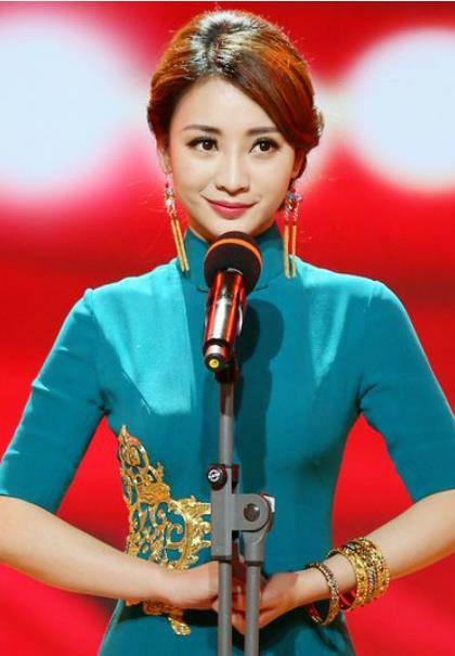 柳岩确实是一位身穿旗袍凹凸身材的"性感女神",谁不喜欢呢_蓝色_表演