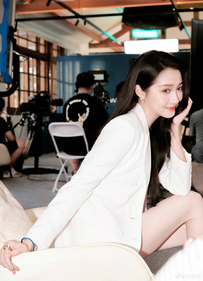 关晓彤太漂亮了,白色西装手拿报纸张扬又高级,大长腿圈粉无数_长发