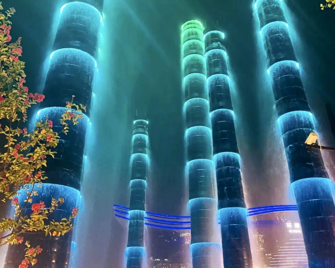 坐铛铛车看夜景,"海边"踩水耍沙,逛美术馆 推荐成都版「儿童夜生活」