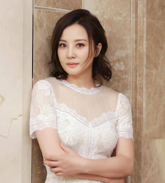 别再分不清陶虹和陶红了,一个成徐峥"贤内助",一个却鲜有绯闻_游泳