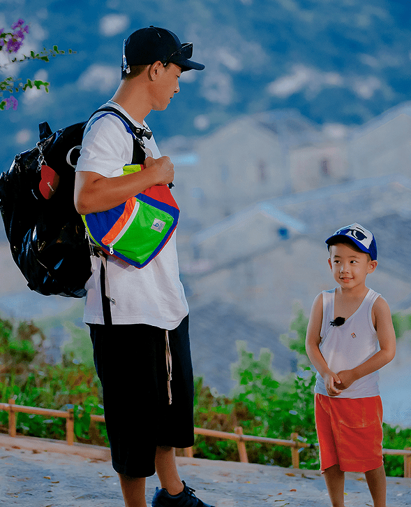 携儿子同游泳大秀好身材,jasper越长越像爹_应采儿_时候_工作