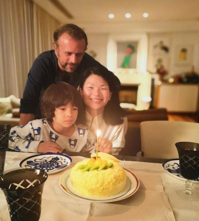 吕燕:从丑女到国际名模,她遇到了国外贵族老公,混血儿子超可爱_女士