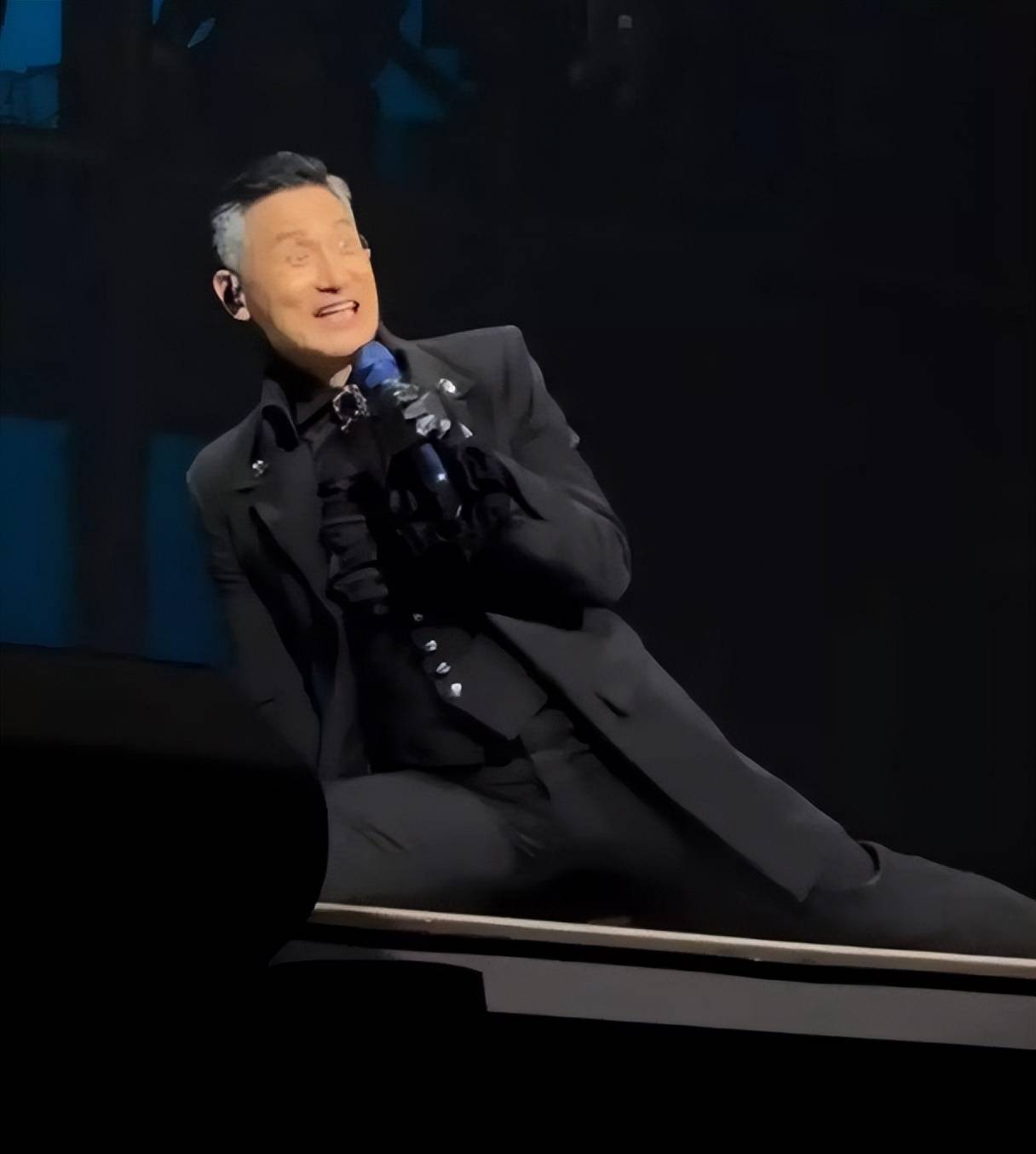 62岁张学友突然在台上晕倒,坚持爬起来继续唱歌,不适原因曝光_演出