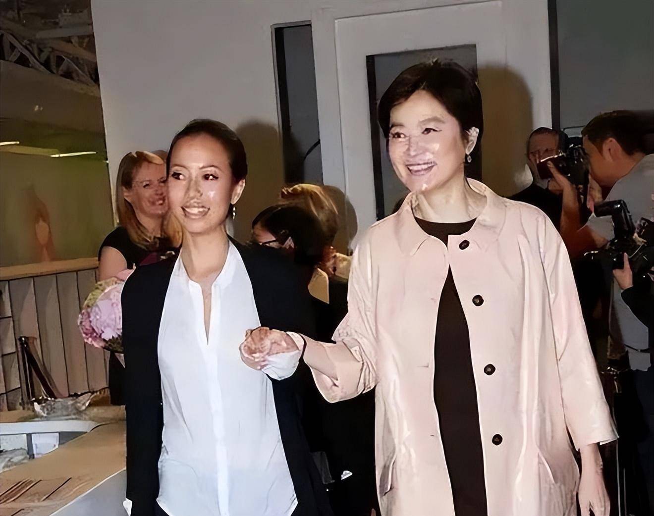 林青霞一家五口同框,老公又矮又丑,女儿都随了爸爸长相不漂亮!