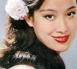 索宝莉1959年出生在北京,但是由于当时的医疗条件有限,她的母亲生她的