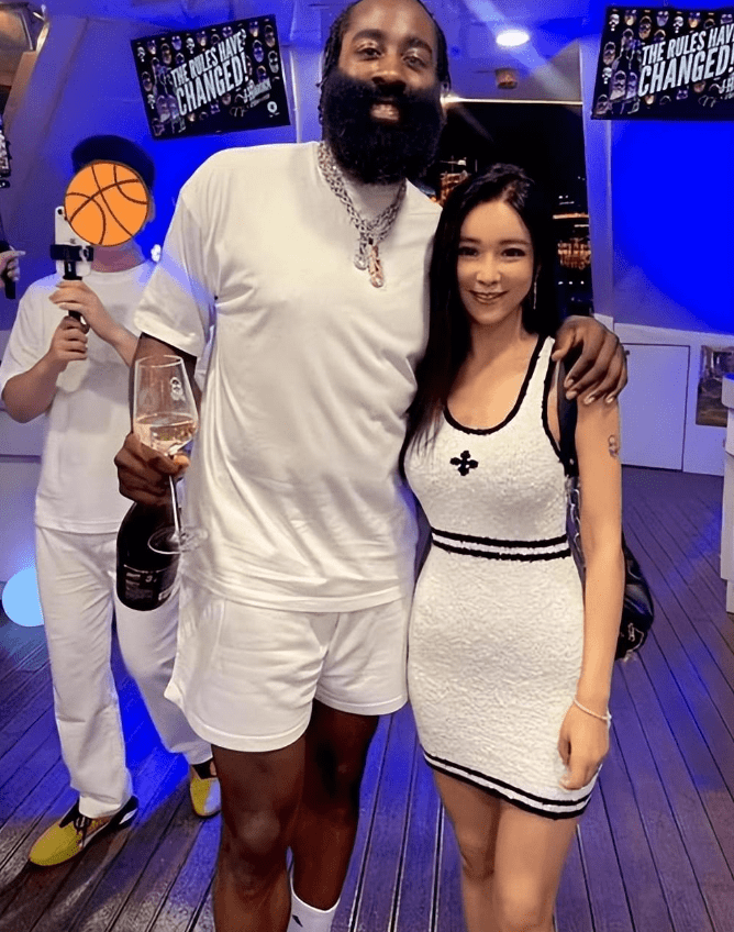 nba球星玩中国美女图片