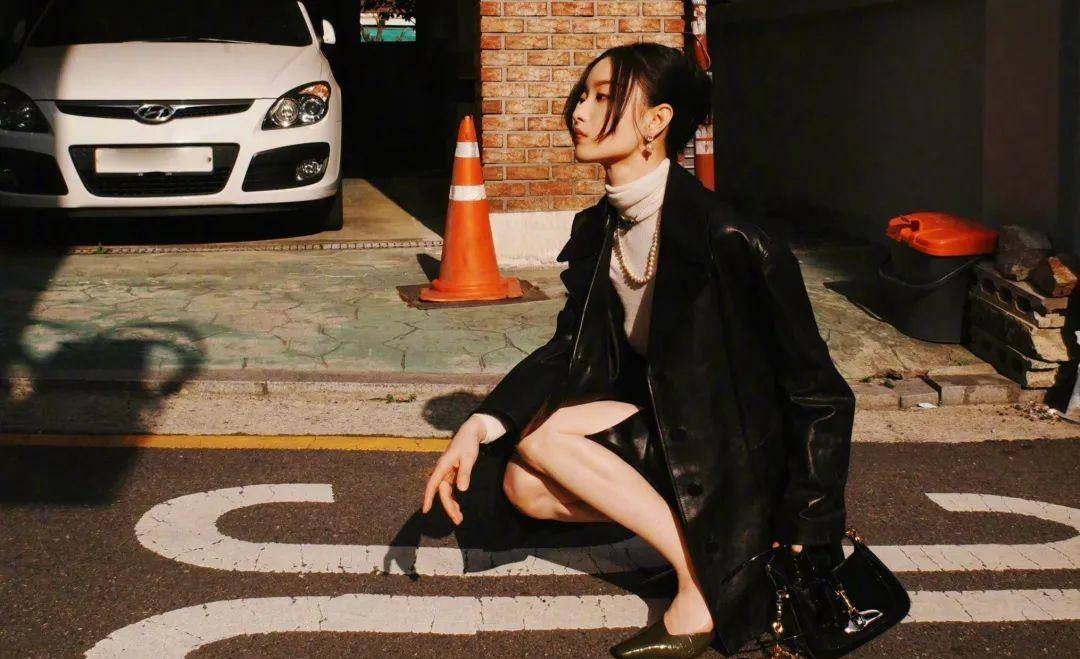 倪妮现身韩国街头摆拍,露腰紧身衣配皮裤短裙,风情万种又迷人_气质