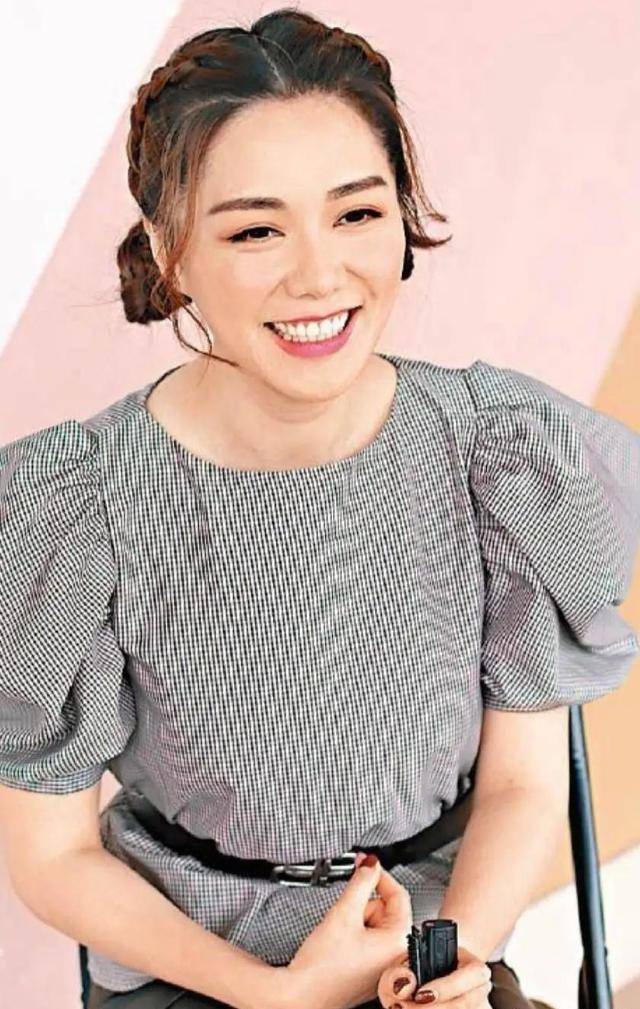 自从和罗天宇分手后,汤洛雯曾先后与刘恺威及郑子邦传过绯闻,可惜真命